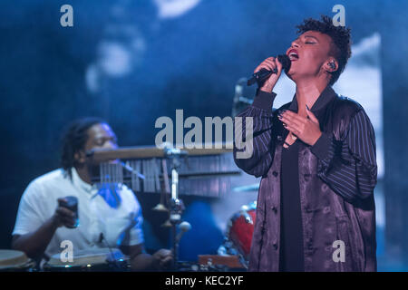 Brighton, Regno Unito. 19 Ott 2017. Emeli Sandé, esibendosi al Brighton Centre, Inghilterra. Credit: Jason Richardson/Alamy Live News Foto Stock