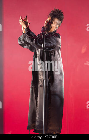 Brighton, Regno Unito. 19 Ott 2017. Emeli Sandé, esibendosi al Brighton Centre, Inghilterra. Credit: Jason Richardson/Alamy Live News Foto Stock