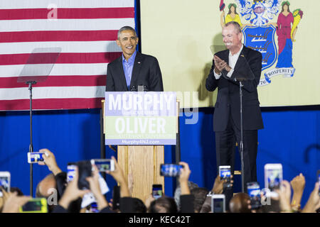 Newark, New Jersey, Stati Uniti. 19 ottobre 2017. L'ex presidente BARACK OBAMA ha fatto una campagna per il candidato governatore del New Jersey PHIL MURPHY (D) il 19 ottobre 2017 al Robert Treat Hotel di Newark, NJ Credit: Michael Brochstein/ZUMA Wire/Alamy Live News Foto Stock