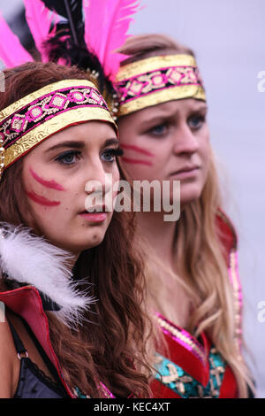 Leeds, Leeds, Regno Unito. 27 Agosto 2012. Due partecipanti femminili che hanno partecipato alla parata.il Carnevale Indiano di Leeds West è una delle sfilate di Carnevale dei Caraibi più lunghe d'Europa nel Regno Unito. È iniziato nel 1967 come un modo per mantenere viva la cultura e la tradizione caraibica per quelli della discesa dell'India occidentale a Leeds. Decine di migliaia di festaioli si sono coccolati con i suoni e le immagini di questo spettacolare Carnevale. Il 2017 segna il 50° anniversario del Carnevale Indiano occidentale di Leeds. Il Carnevale di Leeds presenta tutti e tre gli elementi essenziali di un Carnevale Caraibico: Costumi, musica Foto Stock