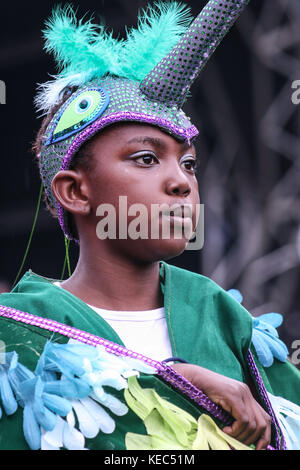 Leeds, Leeds, Regno Unito. 27 Agosto 2012. Un partecipante visto con il suo vestito colorato.il Carnevale Indiano di Leeds West è una delle sfilate di Carnevale dei Caraibi più lunghe d'Europa nel Regno Unito. È iniziato nel 1967 come un modo per mantenere viva la cultura e la tradizione caraibica per quelli della discesa dell'India occidentale a Leeds. Decine di migliaia di festaioli si sono coccolati con i suoni e le immagini di questo spettacolare Carnevale. Il 2017 segna il 50° anniversario del Carnevale Indiano occidentale di Leeds. Il Carnevale di Leeds presenta tutti e tre gli elementi essenziali di un Carnevale Caraibico: Costumi, mus Foto Stock