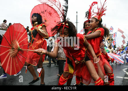 Leeds, Leeds, Regno Unito. 27 Agosto 2012. I partecipanti hanno visto ballare durante la parata. Il Carnevale Indiano di Leeds West è una delle sfilate di Carnevale dei Caraibi più lunghe d'Europa nel Regno Unito. È iniziato nel 1967 come un modo per mantenere viva la cultura e la tradizione caraibica per quelli della discesa dell'India occidentale a Leeds. Decine di migliaia di festaioli si sono coccolati con i suoni e le immagini di questo spettacolare Carnevale. Il 2017 segna il 50° anniversario del Carnevale Indiano occidentale di Leeds. Il Carnevale di Leeds presenta tutti e tre gli elementi essenziali di un Carnevale Caraibico: Costumi, musi Foto Stock