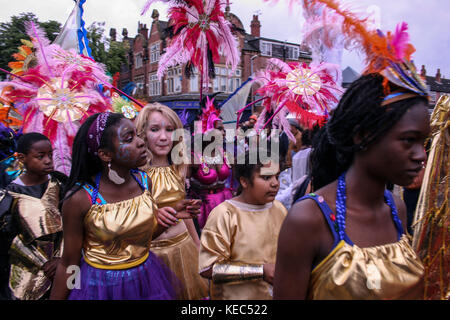 Leeds, Leeds, Regno Unito. 27 Agosto 2012. I partecipanti al carnevale.il Carnevale Indiano di Leeds West è una delle sfilate di Carnevale dei Caraibi più lunghe d'Europa nel Regno Unito. È iniziato nel 1967 come un modo per mantenere viva la cultura e la tradizione caraibica per quelli della discesa dell'India occidentale a Leeds. Decine di migliaia di festaioli si sono coccolati con i suoni e le immagini di questo spettacolare Carnevale. Il 2017 segna il 50° anniversario del Carnevale Indiano occidentale di Leeds. Il Carnevale di Leeds presenta tutti e tre gli elementi essenziali di un Carnevale Caraibico: Costumi, musica e un ma Foto Stock