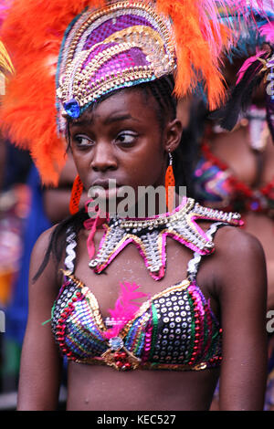 Leeds, Leeds, Regno Unito. 27 Agosto 2012. Una giovane partecipante che ha visto con il suo vestito colorato.il Carnevale Indiano di Leeds West è una delle sfilate di Carnevale dei Caraibi più lunghe d'Europa nel Regno Unito. È iniziato nel 1967 come un modo per mantenere viva la cultura e la tradizione caraibica per quelli della discesa dell'India occidentale a Leeds. Decine di migliaia di festaioli si sono coccolati con i suoni e le immagini di questo spettacolare Carnevale. Il 2017 segna il 50° anniversario del Carnevale Indiano occidentale di Leeds. Il Carnevale di Leeds presenta tutti e tre gli elementi essenziali di un Carnevale Caraibico: I costumi Foto Stock