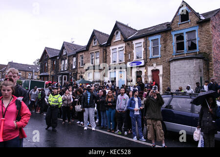 Leeds, Leeds, Regno Unito. 27 Agosto 2012. I residenti locali escono e vedono la sfilata del Carnevale Indiano di Leeds West. Il Carnevale Indiano di Leeds West è una delle sfilate di Carnevale dei Caraibi più lunghe d'Europa nel Regno Unito. È iniziato nel 1967 come un modo per mantenere viva la cultura e la tradizione caraibica per quelli della discesa dell'India occidentale a Leeds. Decine di migliaia di festaioli si sono coccolati con i suoni e le immagini di questo spettacolare Carnevale. Il 2017 segna il 50° anniversario del Carnevale Indiano occidentale di Leeds. Il Carnevale di Leeds presenta tutti e tre gli elementi essenziali di a. Foto Stock