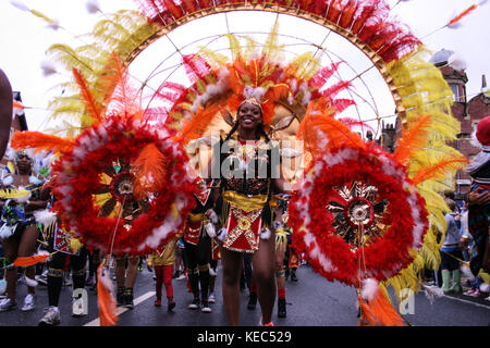 Leeds, Leeds, Regno Unito. 27 Agosto 2012. Un partecipante visto con il suo vestito colorato.il Carnevale Indiano di Leeds West è una delle sfilate di Carnevale dei Caraibi più lunghe d'Europa nel Regno Unito. È iniziato nel 1967 come un modo per mantenere viva la cultura e la tradizione caraibica per quelli della discesa dell'India occidentale a Leeds. Decine di migliaia di festaioli si sono coccolati con i suoni e le immagini di questo spettacolare Carnevale. Il 2017 segna il 50° anniversario del Carnevale Indiano occidentale di Leeds. Il Carnevale di Leeds presenta tutti e tre gli elementi essenziali di un Carnevale Caraibico: Costumi, musi Foto Stock