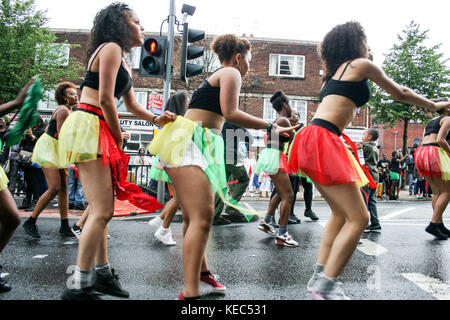 Leeds, Leeds, Regno Unito. 27 Agosto 2012. I partecipanti hanno visto ballare durante il carnevale. Il Carnevale Indiano di Leeds West è una delle sfilate di Carnevale dei Caraibi più lunghe d'Europa nel Regno Unito. È iniziato nel 1967 come un modo per mantenere viva la cultura e la tradizione caraibica per quelli della discesa dell'India occidentale a Leeds. Decine di migliaia di festaioli si sono coccolati con i suoni e le immagini di questo spettacolare Carnevale. Il 2017 segna il 50° anniversario del Carnevale Indiano occidentale di Leeds. Il Carnevale di Leeds presenta tutti e tre gli elementi essenziali di un Carnevale Caraibico: Costumi, mu Foto Stock