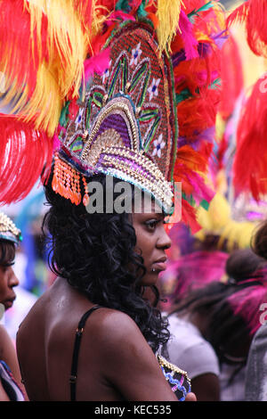 Leeds, Leeds, Regno Unito. 27 Agosto 2012. Un partecipante visto con il suo vestito colorato.il Carnevale Indiano di Leeds West è una delle sfilate di Carnevale dei Caraibi più lunghe d'Europa nel Regno Unito. È iniziato nel 1967 come un modo per mantenere viva la cultura e la tradizione caraibica per quelli della discesa dell'India occidentale a Leeds. Decine di migliaia di festaioli si sono coccolati con i suoni e le immagini di questo spettacolare Carnevale. Il 2017 segna il 50° anniversario del Carnevale Indiano occidentale di Leeds. Il Carnevale di Leeds presenta tutti e tre gli elementi essenziali di un Carnevale Caraibico: Costumi, musi Foto Stock