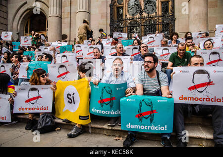 Barcellona, Catalogna, Spagna. 10 ottobre 2017. Un gruppo di persone con manifesti a favore della democrazia siede sulle scale del Palazzo di giustizia della Catalogna.30.000 persone hanno potuto seguire da grandi schermi situati fuori dal Parlamento per la dichiarazione di indipendenza della Catalogna dichiarata da Carles Puigdemon . Ma la gioia del presente è durata solo per pochi secondi, quando il Presidente Puigdemon ha dichiarato contemporaneamente la sospensione di questa dichiarazione per avviare un dialogo con il governo spagnolo. Crediti: Copyright Paco Freire/SOPA/ZUMA Wire/Alamy Live News Foto Stock