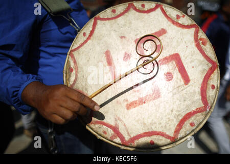 Kathmandu, Nepal. 20 ottobre 2017. Un uomo nepalese suona uno strumento tradizionale durante le celebrazioni tenute per celebrare il Capodanno del Nepal Sambat 1137 in coincidenza con il festival Tihar a Kathmandu, Nepal, venerdì 20 ottobre 2017. Il Nepal Sambat è un calendario indigeno del Nepal. Crediti: Skanda Gautam/ZUMA Wire/Alamy Live News Foto Stock