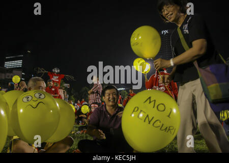 Kuala Lumpur, Selangor, Malesia. 14 ottobre 2017. I dimostranti sono visti tenere in mano palloncini gialli mentre si radunano per partecipare al rally "Love Malaysia End Kleptocracy". Pakatan Harapan è un partito di opposizione malese che ha tenuto la manifestazione anti-kleptocracy. Migliaia di persone si sono riunite per partecipare alla campagna che l'opposizione ha soprannominato "Sayangkan Malaysia Hapuskan Kleptokrasi" (Love Malaysia, End Kleptocracy). È stato pianificato di segnare la fine di un tour nazionale da parte della coalizione di opposizione sul presunto appropriazione indebita dei fondi statali 1Malaysia Development Berhad (1MDB). Foto Stock