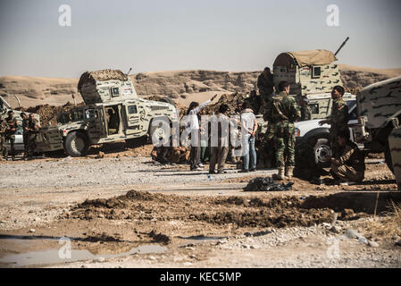 Shawara, Kirkuk, Iraq. 17 ottobre 2017. I curdi Peshmerga lavorano alle difese in prima linea in un punto vicino a Sherawa sulla Kirkuk Road dove si sono ritirati mentre Hashd al Shaabi e l'esercito iracheno hanno preso il controllo della città di Kirkuk ieri. Credito: Elizabeth FIT/SOPA/ZUMA Wire/Alamy Live News Foto Stock