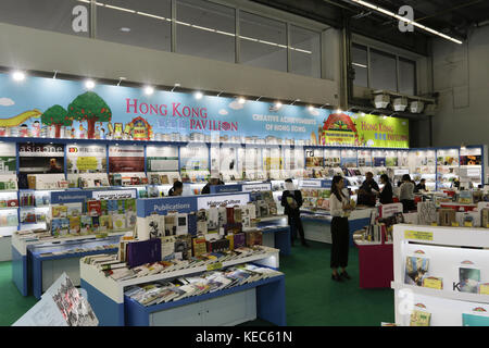 Francoforte, Assia, Germania. 13 ottobre 2017. Nella foto è raffigurato il padiglione di Hong Kong alla Fiera del Libro di Francoforte. La Fiera del Libro di Francoforte 2017 è la più grande fiera del libro al mondo con oltre 7.000 espositori e oltre 250.000 visitatori attesi. E' aperto dall'11 al 15 ottobre e gli ultimi due giorni sono aperti al pubblico. Crediti: Michael Debets/SOPA/ZUMA Wire/Alamy Live News Foto Stock