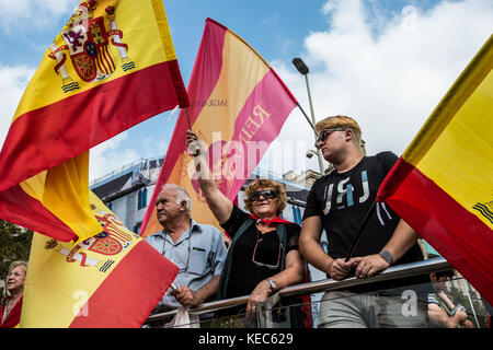 Barcellona, in Catalogna, Spagna. Xii oct, 2017. dimostranti si sono visti tenendo bandiere spagnole come si celebra una festa conosciuta come 'dia de la Hispanidad''.La Spagna celebra la sua giornata nazionale in mezzo a uno dei paesi più grandi crisi come mai il suo potente regione nordorientale della Catalogna minaccia di dichiarare l'indipendenza. Credito: brais g.rouco/sopa/zuma filo/alamy live news Foto Stock