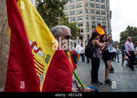 Barcellona, in Catalogna, Spagna. Xii oct, 2017. dimostranti si sono visti tenendo bandiere spagnole come si celebra una festa conosciuta come 'dia de la Hispanidad''.La Spagna celebra la sua giornata nazionale in mezzo a uno dei paesi più grandi crisi come mai il suo potente regione nordorientale della Catalogna minaccia di dichiarare l'indipendenza. Credito: brais g.rouco/sopa/zuma filo/alamy live news Foto Stock