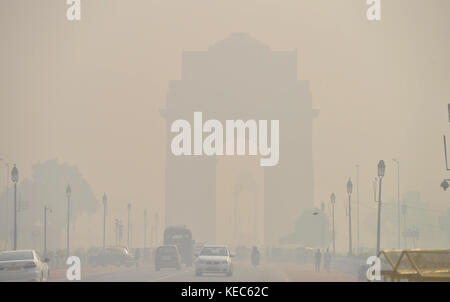 Nuova Delhi. 20 ottobre 2017. I veicoli passano attraverso lo smog mattutino un giorno dopo il festival Diwali vicino all'India Gate a nuova Delhi, capitale dell'India, il 20 ottobre 2017. Crediti: Xinhua/Alamy Live News Foto Stock