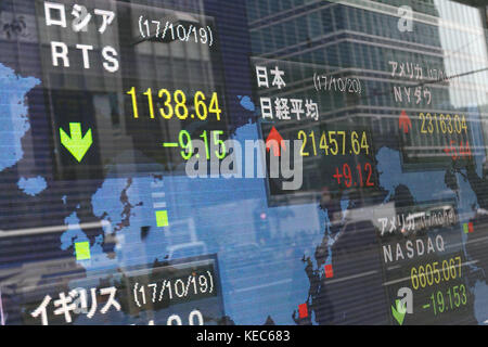 Una borsa elettronica mostra la media delle scorte Nikkei in Giappone, che ha chiuso 9,12 punti o il 0,04% alle 21.457,64:00 il 20 ottobre 2017 a Tokyo, Giappone. Il Nikkei Stock Average è aumentato fino a $ 21.489,26 durante la registrazione Venerdì trading la sua 14th ° sessione diritta di guadagni. (Foto di Rodrigo Reyes Marin/AFLO) Foto Stock