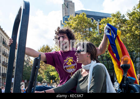 Barcellona, in Catalogna, Spagna. Decimo oct, 2017. i contadini che supportano l'indipendenza catalana drive con i trattori attraverso l'Arc de Triomf (arco trionfale).Dopo il 1 ottobre referendum e settimane di accumulo, Catalogna presidente carles puigdemont affronterà il parlamento catalano in cui una dichiarazione di indipendenza dovrebbe essere fatto. Credito: brais g.rouco/sopa/zuma filo/alamy live news Foto Stock