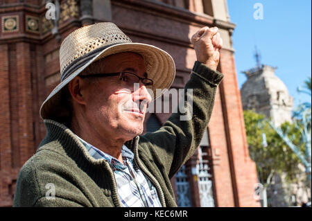 Barcellona, Catalogna, Spagna. 10 ottobre 2017. Contadini che sostengono l'indipendenza catalana visti all'Arco di Trionfo. Dopo il referendum del 1° ottobre e settimane di edificazione, il presidente della Catalogna Carles Puigdemont si rivolgerà al Parlamento catalano in cui si prevede di fare una dichiarazione di indipendenza. Credito: Brais G. Rouco/SOPA/ZUMA Wire/Alamy Live News Foto Stock