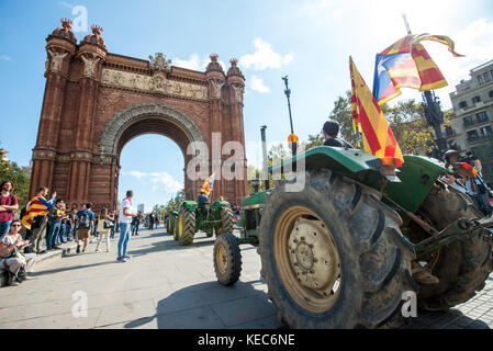 Barcellona, in Catalogna, Spagna. Decimo oct, 2017. i contadini che supportano l'indipendenza catalana drive con i trattori attraverso l'Arc de Triomf (arco trionfale).Dopo il 1 ottobre referendum e settimane di accumulo, Catalogna presidente carles puigdemont affronterà il parlamento catalano in cui una dichiarazione di indipendenza dovrebbe essere fatto. Credito: sopa/zuma filo/alamy live news Foto Stock