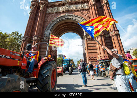 Barcellona, Catalogna, Spagna. 10 ottobre 2017. I contadini che sostengono l'indipendenza catalana guidano con i trattori attraverso l'Arco di Trionfo. Dopo il referendum del 1° ottobre e settimane di edificazione, il presidente della Catalogna Carles Puigdemont si rivolgerà al Parlamento catalano in cui si prevede di fare una dichiarazione di indipendenza. Credito: SOPA/ZUMA Wire/Alamy Live News Foto Stock