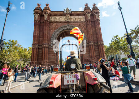 Barcellona, in Catalogna, Spagna. Decimo oct, 2017. i contadini che supportano l'indipendenza catalana drive con i trattori attraverso l'Arc de Triomf (arco trionfale).Dopo il 1 ottobre referendum e settimane di accumulo, Catalogna presidente carles puigdemont affronterà il parlamento catalano in cui una dichiarazione di indipendenza dovrebbe essere fatto. Credito: sopa/zuma filo/alamy live news Foto Stock