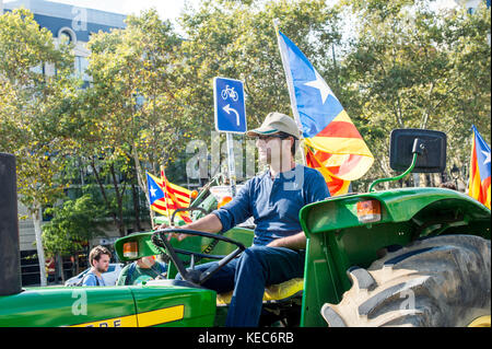 Barcellona, in Catalogna, Spagna. Decimo oct, 2017. i contadini che supportano l'indipendenza catalana drive con i trattori attraverso l'Arc de Triomf (arco trionfale).Dopo il 1 ottobre referendum e settimane di accumulo, Catalogna presidente carles puigdemont affronterà il parlamento catalano in cui una dichiarazione di indipendenza dovrebbe essere fatto. Credito: brais g.rouco/sopa/zuma filo/alamy live news Foto Stock