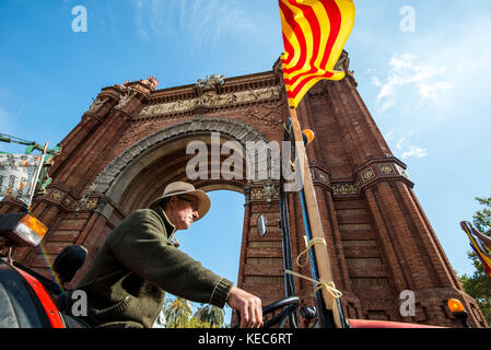 Barcellona, in Catalogna, Spagna. Decimo oct, 2017. i contadini che supportano l'indipendenza catalana drive con i trattori attraverso l'Arc de Triomf (arco trionfale).Dopo il 1 ottobre referendum e settimane di accumulo, Catalogna presidente carles puigdemont affronterà il parlamento catalano in cui una dichiarazione di indipendenza dovrebbe essere fatto. Credito: sopa/zuma filo/alamy live news Foto Stock