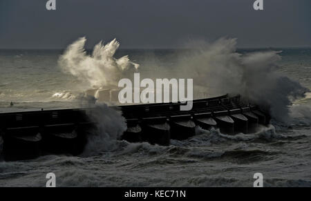 Brighton, Regno Unito. 20 ottobre 2017. Onde enormi si infrangono sull'ingresso di Brighton Marina questa mattina mentre Storm Brian si dirige verso la Gran Bretagna nei prossimi giorni con forti venti e previsioni di pioggia Credit: Simon Dack/Alamy Live News Foto Stock