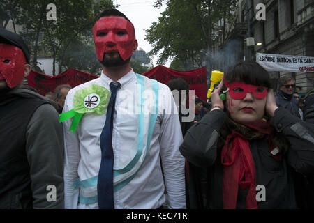 Capital federal, Buenos aires, Argentina. Xvi Sep, 2017. dimostranti si sono visti la raccolta per protestare contro la scomparsa di santiago maldonado dal 1 agosto 2017.nonostante la pioggia migliaia di dimostranti si sono riuniti domenica in Plaza de mayo ospitati da parenti e amici di santiago maldonado due mesi dopo la sua scomparsa, dopo che egli è stato riferito di arrendersi ad argentina guardie di polizia nel corso di un raid in un accampamento di manifestanti Mapuche in Patagonia, sud dell Argentina. varie manifestazioni di protesta sono state viste in varie altre città in Argentina ed all'estero come Londra, Parigi, brasile Foto Stock