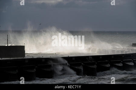 Brighton, Regno Unito. Xx oct, 2017. enorme onde infrangersi sopra l'ingresso a Brighton Marina questa mattina come Brian Storm si dirige verso la Gran Bretagna per il prossimo paio di giorni con forte vento e pioggia previsioni di credito: simon dack/alamy live news Foto Stock