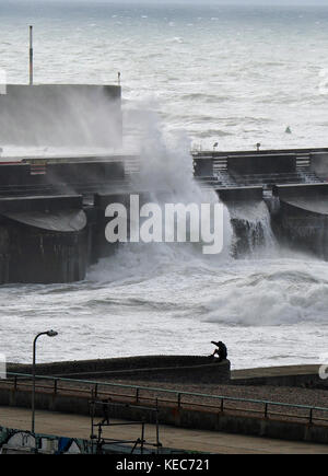 Brighton, Regno Unito. Xx oct, 2017. enorme onde infrangersi sopra l'ingresso a Brighton Marina questa mattina come Brian Storm si dirige verso la Gran Bretagna per il prossimo paio di giorni con forte vento e pioggia previsioni di credito: simon dack/alamy live news Foto Stock