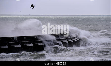 Brighton, Regno Unito. 20 ottobre 2017. Onde enormi si infrangono sull'ingresso di Brighton Marina questa mattina mentre Storm Brian si dirige verso la Gran Bretagna nei prossimi giorni con forti venti e previsioni di pioggia Credit: Simon Dack/Alamy Live News Foto Stock