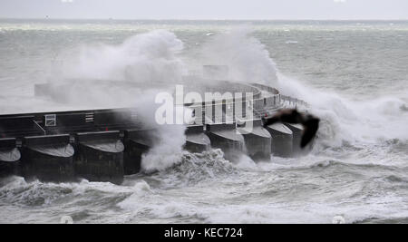 Brighton, Regno Unito. 20 ottobre 2017. Onde enormi si infrangono sull'ingresso di Brighton Marina questa mattina mentre Storm Brian si dirige verso la Gran Bretagna nei prossimi giorni con forti venti e previsioni di pioggia Credit: Simon Dack/Alamy Live News Foto Stock