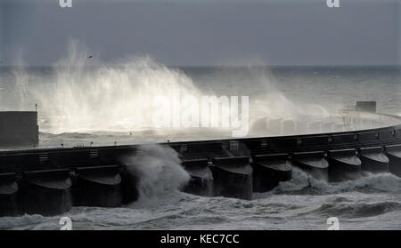 Brighton, Regno Unito. 20 ottobre 2017. Onde enormi si infrangono sull'ingresso di Brighton Marina questa mattina mentre Storm Brian si dirige verso la Gran Bretagna nei prossimi giorni con forti venti e previsioni di pioggia Credit: Simon Dack/Alamy Live News Foto Stock