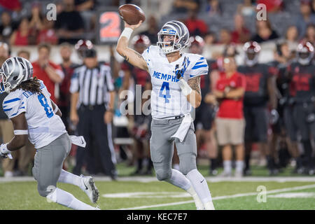 Houston, TX, Stati Uniti d'America. Xix oct, 2017. Memphis Tigers quarterback Riley Ferguson (4) passa nel corso del primo trimestre di un NCAA Football gioco tra il Tigri di Memphis e l'Università di Houston Cougars a TDECU Stadium di Houston, TX. Memphis ha vinto il gioco 42-38.Trask Smith/CSM/Alamy Live News Foto Stock