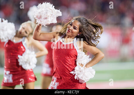 Houston, TX, Stati Uniti d'America. Xix oct, 2017. La Cougar bambole dance team esegue durante il quarto trimestre di un NCAA Football gioco tra il Tigri di Memphis e l'Università di Houston Cougars a TDECU Stadium di Houston, TX. Memphis ha vinto il gioco 42-38.Trask Smith/CSM/Alamy Live News Foto Stock