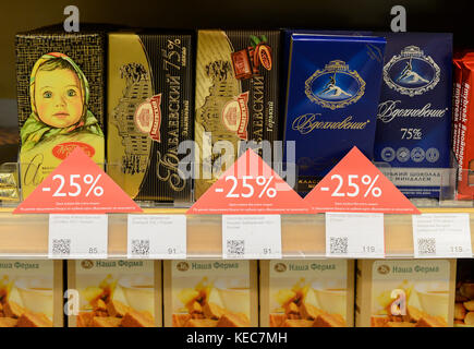 Mosca, Russia. 12 ottobre 2017. Cioccolato russo, fotografato in un supermercato a Mosca, in Russia, il 12 ottobre 2017. Crediti: Jens Kalaene/dpa-Zentralbild/ZB/dpa/Alamy Live News Foto Stock