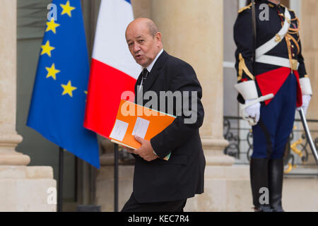 Parigi, Parigi, Francia. 5 ottobre 2017. Il ministro degli Esteri francese Jean-Yves le Drian arriva all'Elysee Palace per un incontro con il presidente francese Emmanuel Macron e il primo ministro iracheno Haidar al-Abadi. Credito: SOPA/ZUMA Wire/Alamy Live News Foto Stock