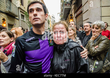 Barcellona, in Catalogna, Spagna. 1 ott 2017. Un molto eccitato donna scoppia in lacrime dopo la votazione.La Catalogna ha ospitato la sua indipendenza referendum del 1 ottobre 2017 nonostante il governo di Madrid si rifiuta di riconoscere in esso. Credito: copyright paco freire/sopa/zuma filo/alamy live news Foto Stock