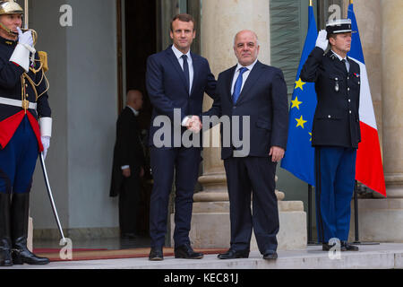 Paris, Paris, Francia. 5 ottobre, 2017. Il presidente francese Emmanuel macron scuote le mani dell'Iraq il primo ministro haidar al-abadi come egli riceve lui a Elysee Palace. Credito: sopa/zuma filo/alamy live news Foto Stock