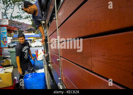 Kuala Lumpur, Selangor, Malaysia. Xix nov, 2016. syahrul si vede mentre aiutando i suoi indonesian co-lavoratore dopo arrivò al mercato all'ingrosso.malaysia contare quasi 1,7 milioni di lavoratori migranti nel paese che indonesiano sono la più alta, intorno 728,870 popoli. syahrul, un lavoratore in Indonesia è uno del migrante che ha originariamente provengono da Aceh, ha continuato a lavorare presso selangor per quasi dieci anni. salario in Malaysia sono molto più elevate di Aceh, che è il motivo principale per cui egli è venuto a vivere qui come egli ha dovuto trovare un modo per aiutare la sua famiglia a vivere una vita propria, dal momento che questo non era possibile Foto Stock