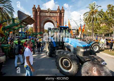 Barcellona, Catalogna, Spagna. 10 ottobre 2017. I contadini che sostengono l'indipendenza catalana guidano con i trattori attraverso l'Arco di Trionfo. Dopo il referendum del 1° ottobre e settimane di edificazione, il presidente della Catalogna Carles Puigdemont si rivolgerà al Parlamento catalano in cui si prevede di fare una dichiarazione di indipendenza. Credito: SOPA/ZUMA Wire/Alamy Live News Foto Stock