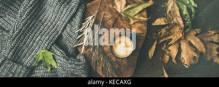 In autunno il concetto di caffè con foglie e maglione grigio, ampia composizione Foto Stock