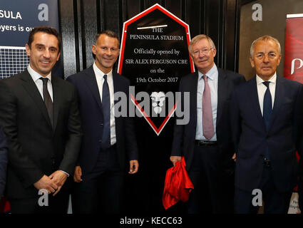 Sir Alex Ferguson svela una targa per commemorare l'annuncio che il nuovo stadio di Salford City è chiamato il Peninsula Stadium con Gary Neville (a sinistra) Ryan Giggs (seconda a sinistra) e amministratore delegato di Peninsula Business Services Peter Done (a destra). Foto Stock