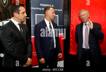 Sir Alex Ferguson dopo aver svelato una targa per commemorare l'annuncio che il nuovo stadio di Salford City è chiamato Peninsula Stadium, con Gary Neville (a sinistra) e Ryan Giggs (al centro). Foto Stock