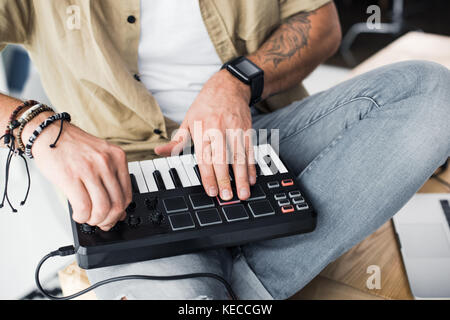 Dj moderno lavora con tampone mpc Foto Stock