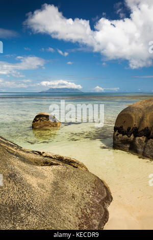 La Seychelles, Mahe, Beau Vallon, spiaggia, rocce di granito scolpite dal mare Foto Stock