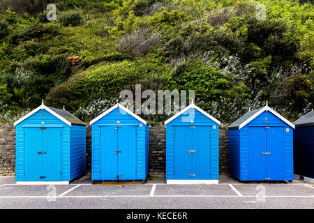 Variopinte cabine sulla spiaggia, sul lungomare di Bournemouth Foto Stock