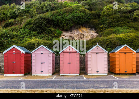 Variopinte cabine sulla spiaggia, sul lungomare di Bournemouth Foto Stock